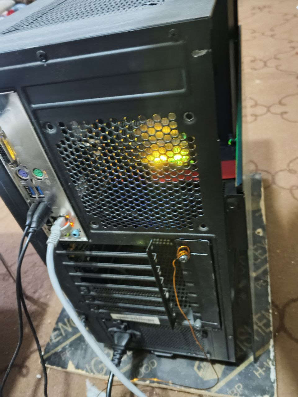 السلام عليكم.. للبيع تجميعة PC حديثة (Ryzen 5) نظافة عالية وقابلة للتطوير
الجهاز تجميع جديد استعمال 3 أشهر فقط (القطع بحالة الوكالة)، تم تجميعها لتكون بداية قوية للألعاب والدراسة، مع التركيز على قابلية التطوير للمستقبل.
أهم ما يميز التجميعة: الجهاز مبني على لوحة أم (B550) وكيس (NZXT) أصلي، يعني تكدر مستقبلاً تضيف أي كرت شاشة قوي وتحدث الجهاز براحتك بدون ما تضطر تبدل القاعدة الأساسية.
المواصفات: 🔹 المعالج: AMD Ryzen 5 5600G (أداء ممتاز مع كرت شاشة مدمج يشغل ألعاب الأونلاين). 🔹 اللوحة الأم: MSI B550M-A Pro (بورد حديث يدعم الجيل الرابع PCIe 4.0 ومثالي للتحديث). 🔹 الرام: 16GB DDR4 3200MHz. 🔹 التخزين: SSD NVMe 256GB (سرعة عالية للنظام) + HDD 1TB (للملفات والألعاب). 🔹 الكيس: NZXT H510 (ماركة غنية عن التعريف، شكل فخم وتبريد ممتاز). 🔹 الباور: Fantech 550W.
الحالة: الجهاز نظيف جداً، شغال 100%، وما مفتوح لأي صيانة.
السعر: 525,000 دينار (وبي مجال بسيط للشراي الجاد). المكان النجف رقم الهاتف ***********
