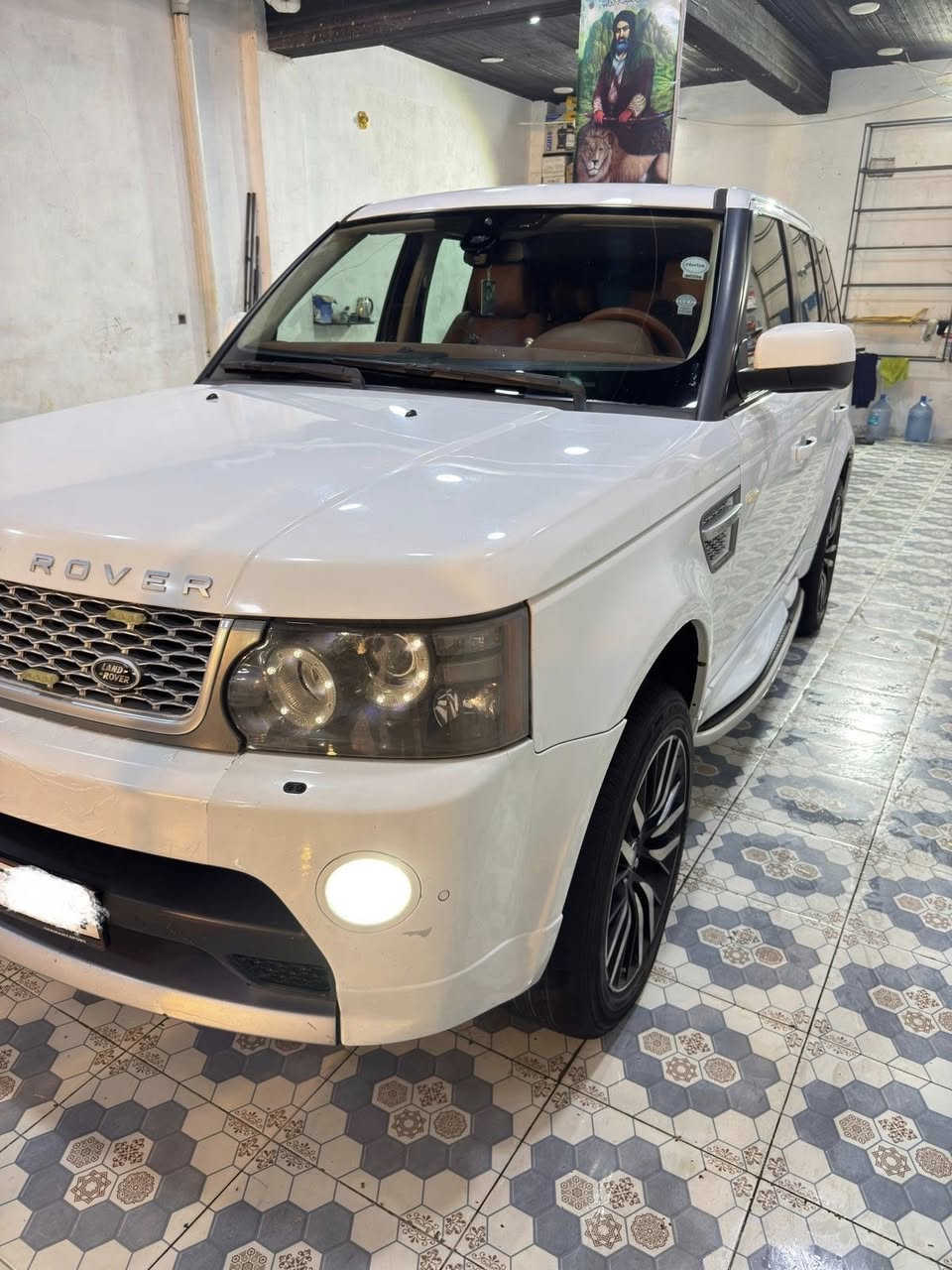 رنج روفر Range Rover Sport سبورت Supercharged موديل 2012محوّل 2Autobiograp فل أوبشن بحالة الوكالة فحص كامل مميز لون أبيض !
السيارة مميزة جداً بنظافتها !
 
ادوات ادوات متومه وجاهزه 

المواصفات : 
4بصمات
فتحه سقف
شاشات خلفيه +اماميه
إنارة ترحيبية عند الدخول للمركبة 
سنترلوك مركزي مع مفتاح الشركة الأصلي عدد ٢
ستيرنج متحرك كهربائي مدفئ 
مثبت سرعة + تحكم على الطارة 
فتحة كرستال كهرباء جميع الحركات 
كراسي كهرباء امامية جميع الحركات مدفئة 
داخلية جلد أصلية 0 Autobiography إصدار خاص
نظام تكييف مركزي مفصول Dual Zone 
شاشة أصلية تدعم CD + AUX + BT مع نظام صوتي JBL من الشركة 
محرك 4200CC Supercharged قوي و بحالة ممتازة 
جير تبترونيك ( أوتوماتيك - عادي ) 
دفع رباعي 4X4
وضعية ( Sport - Eco - Normal ) للقيادة 
نظام هيدروليك للتحكم بارتفاع السيارة
نظام الثبات على المنحدرات
تغيير أداء السيارة حسب التضاريس Terrain control
حساسات أمامية و خلفية أصلية 
مدخل AUX/USB + مشغل أقراص
داخلية فورمايكا أصلية من الشركة Autobiography 
ميكروفون + أوامر صوتية للسيارة 
نظام صوت نوع BOSE للسماعات + Subhoover أصلي من الشركة 
نظام إنذار + نظام ملاحة
جنطات المنيوم قياس 20 أصلي + كوشوك جديد تحت الكفالة 
أضوية أمامية LED أصلي + كشافات LED 
أكياس هوائية Airbags
نظام مانع انزلاق Traction Control + نظام تعليق رياضي Sport 

و العديد من الاضافات .. 

السيارة بحالة ممتازة 

استخدام شخصي و على الفحص الكامل ٧ جيد !

للبيع بسعر حرق 90$قابل للتفاوض 
للاستفسار : ***********
