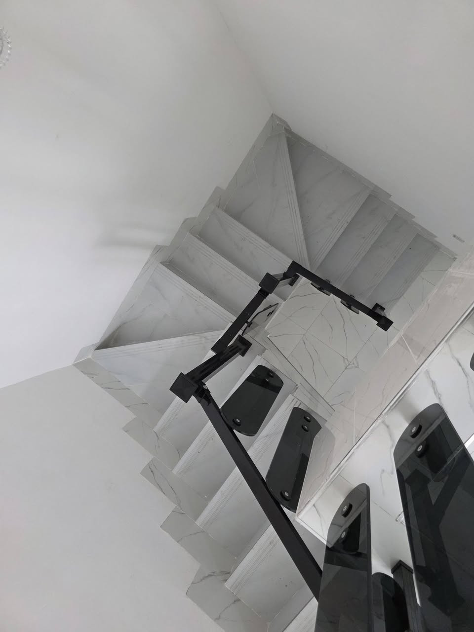 دار للبيع في حي الكندي الثانية سند طابو المساحة 150 م الواجهة 6 م اتجاه شروق تام 5 غرف نوم هول مطبخ مشتملات قرب الشارع الحولي .
عقارات الصفوة  حي المصارف قرب جامع سعدي مهدي
***********
***********
