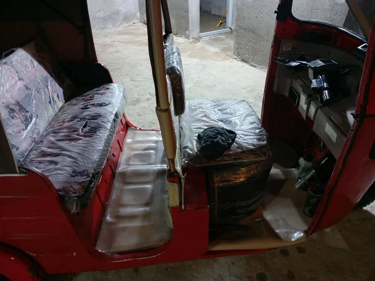 سلام عليكم تكتك 18 رقم رقم واسط لوحات طالعه تحويل ثاني يوم تكتك ما ناقصها شي ابد من ايدك لشارع  ***********
