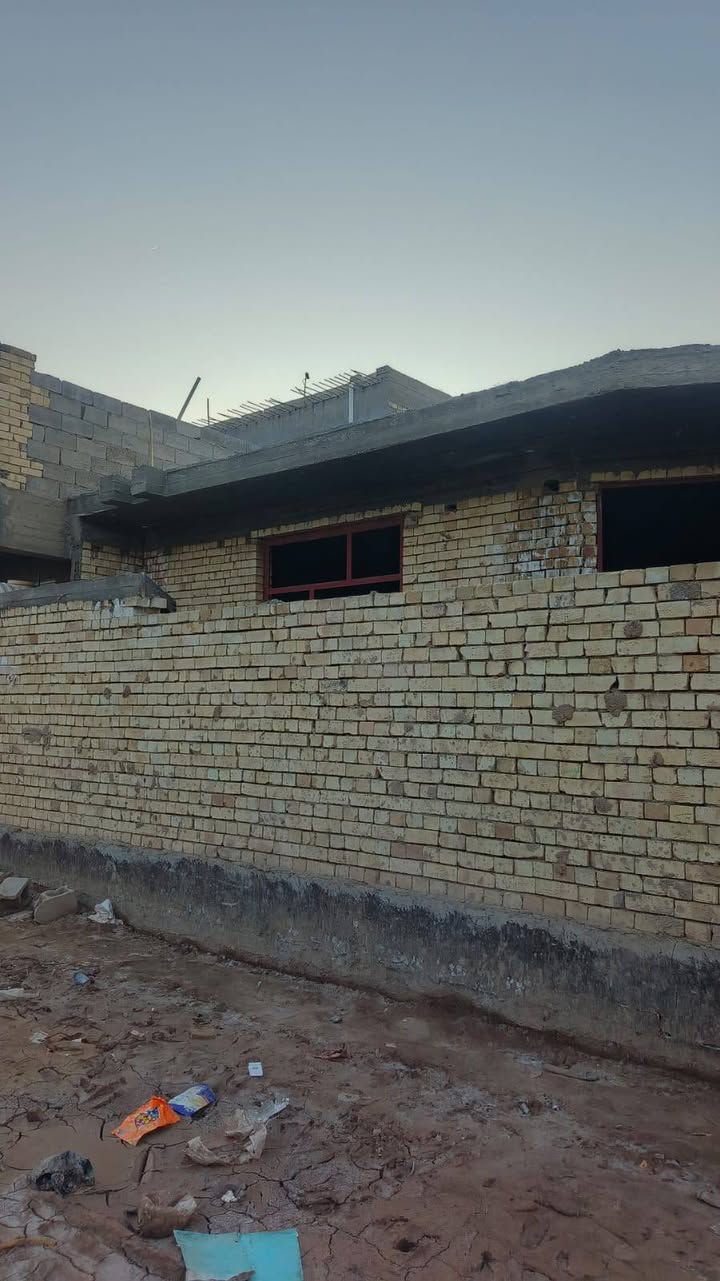 بيت للبيع هيكل صب واصل مي وكهرباء 
المكان بداية شارع المطار الاستفسار
***********
