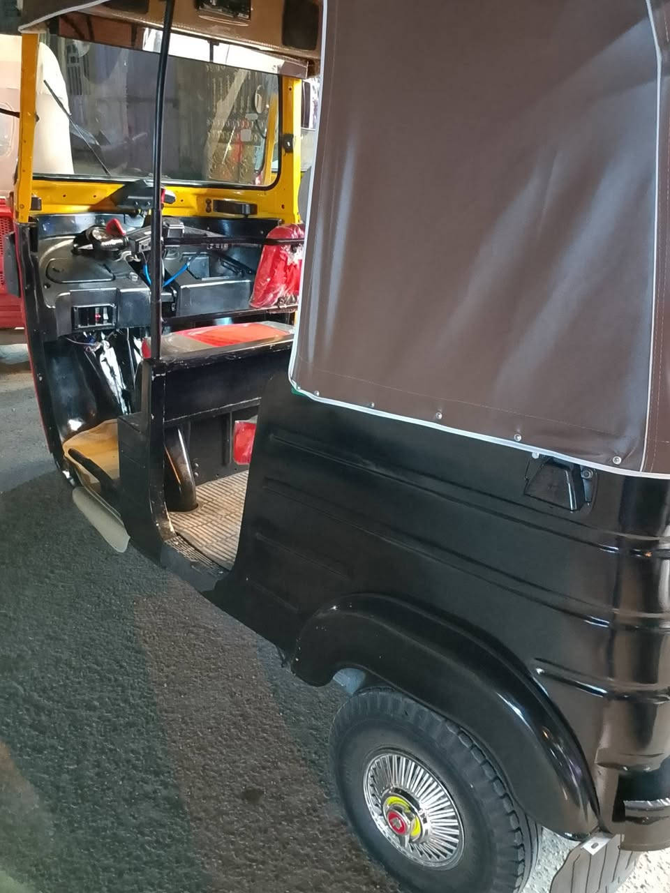 سلام عليكم تكتك 15 كامله مابيها اي نقص تعمير جديد مصبوغ عام جماليه مو ضرر تكتك خير من الله كهربيات كلها شغال باتري جديد ضفيره جديده دبلات لويات كله شركه وجديد سعر 5 وبيها مجال لطيبين مكاني حسينيه رقم ***********
