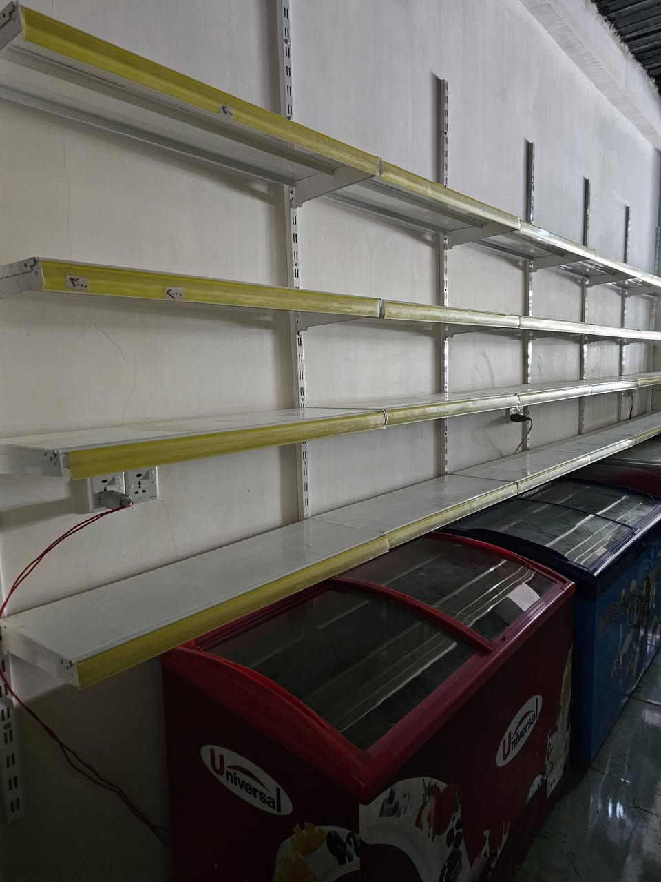 غراض أسواق لبيع عارضات ومجمدات رف ساله جبس عنوان كركوك ***********
