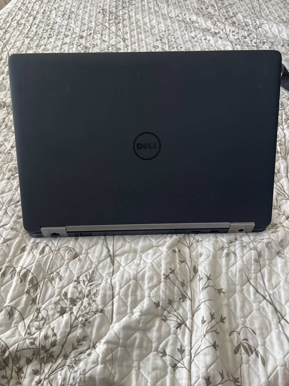 لابتوب ديل (DELL) نظيف جداً للبيع 💻
• الحالة: نظافة خارجية ممتازة (مثل الجديد)، اشتريته قبل شهرين فقط واستخدامي له بسيط جداً.
• المعالج: Intel Core i5 (جيل سادس) - أداء سريع ومستقر.
• الهارد: SSD 256GB (سريع جداً في الإقلاع وفتح البرامج).
• الشاشة: كبيرة 15.6 بوصة، صافية وبدون أي خدش.
• البطارية: بطلة وتدوم3 ساعات شغل متواصل (فحص وتجربة).
• النظام: ويندوز 10 برو (Windows 10 Pro) جاهز للعمل.
• السعر: 250,000 دينار عراقي.
• للتواصل والاستفسار (اتصال أو واتساب): ***********
