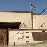 نادر الثالثة • ٢٠٠م • بابين على شارعين