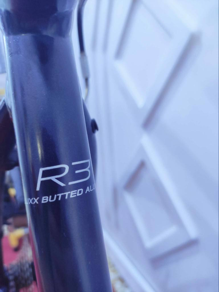 السلام عليكم
دراجه ماركة #GIANT_ESCAPE  جيانت اسكيپ العالميه ماركه 

غنيه عن التعريف صنع اصلي اورجنال MADE IN JAPAN🇯🇵

لون مميز جدا نيلي عميق لامع  ..قياسM مديم

حجم 28 (C700) فوول ألمنيوم خفيف جدآ فول انسيابي وسرعة

لشه مضلع موديل حديث ...سستم شيمانو كامل سيت شيمانو 

آلتوس #SHIMANO_ALTUS ...بدالات السرعه 8X3 سحب دفع

#شاشه_حديث ....بريكات V_BRAKE بالمكان حتى الفحمات 

مختوم تيكترو TEKTRO ...وياله زووم طبقتين مختوم GIANT

مصصمة لتحمل الاوزان الثقيلة والطسات #DOUBLE_WALL

تايرات كتان اصليه مختومه ختم الشركة.سرج طبي اصلي 

ستيرن نفخ حديث ستانس...كامبليونات سلايت وياله وسرج 

وبالحقيقه احلى من الصور بهواي بلأخص اللون🔵

🔵الدراجة بيها شخوط مال نقل ومكحلها بأيدي بس جدا نظيفة 

🔵الدراجة قطعه مال حاوية غير مستخدمه 
     مامبدل بيها برغي على وضع الشركه بلاد ..ختم واحد
     ليبل واحد حتى المطارة مختومة #GIANT
      بدون اي نقص كامله وجاهزه 100٪ 

المكان بغداد قضاء المحمودية ....السعر 200 (ثابت_نهائي)
يوجد توصيل بغداد وجميع المحافضات العراقية
رقمي ***********
