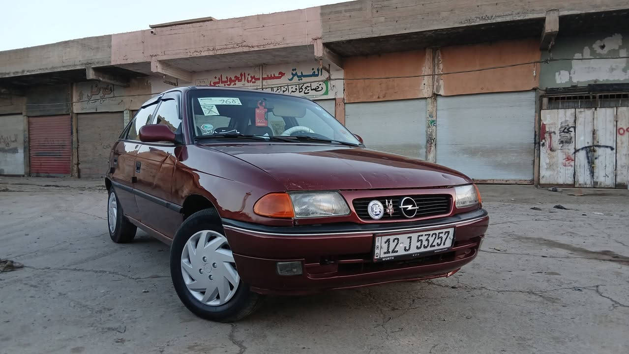 السلام عليكم سياره اوبل استرة موديل 1992
حجم المحرك 18
رقم نينوى دولي هزه جديدة شرط التحويل 
محرك نظيف كير شرط وايرمنية شغاله لايتات جديدة بكلايتات جديدة طخم جديد تواير جديدة تنتا سلايت مسجل اربع سماعات افانتي داخل جديد مصلح دواير ودوسات فقط الباقي وضع شركه 
السعر 38 وبيها مجال 
الموصل الجانب الايمن 
***********
***********
