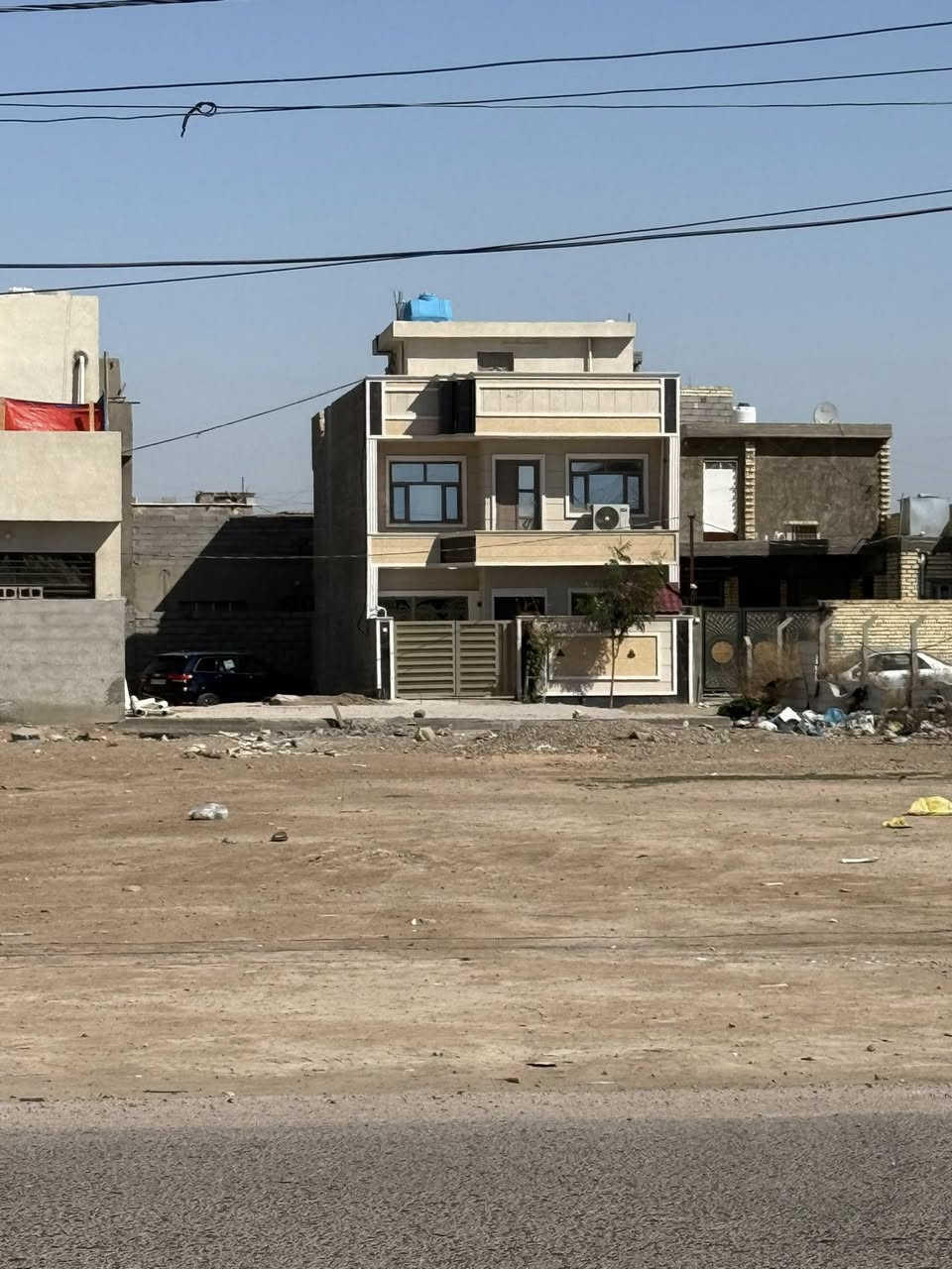 قطعه ارض المساحه ٢٠٠ متر واجه١٠نزال٢٠ بيه رفت مربع الاول حي النصر قرب الملعب للستفسار اتصل ***********
