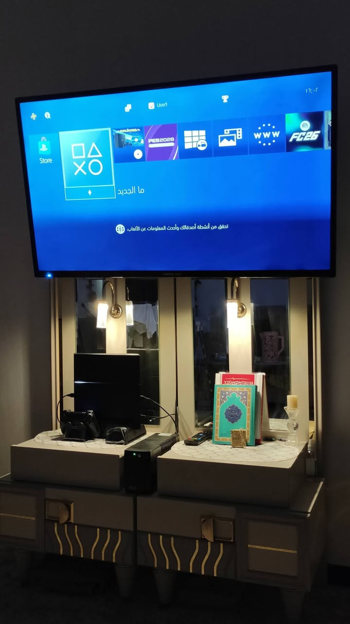 بلي ستيشن 4 فات طافي  مهكر اوربي نظافة 100% مع كامل ملحقات (يو بي اس جديد و قاعدة تبريد جهاز ) مكاني كربلاء ما عندي توصيل سعر الجهاز مع الملحقات 270 وبي مجال للشراي ***********
