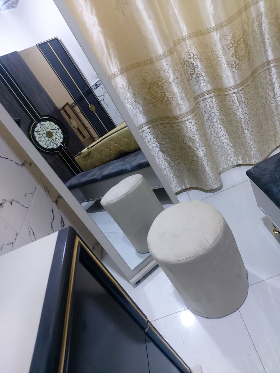 غرفة تركي درجه اولى 9 قطع جديده زلغ ما بيها ماخذتها مليونين بس قياسها طلع كبير اريدها مليون و 600 العنوان البصره القديمه منطقة السيمر قرب جامع الفقير رقم ***********
