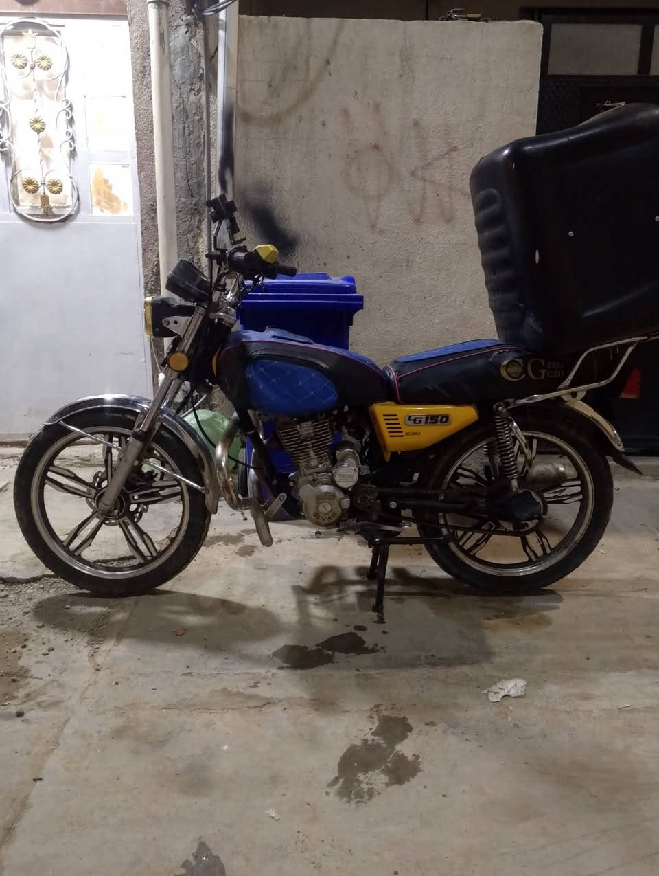 دراجه ايراني موديل ٢٠٢١ سافان الدراجه بيه كم ملاحضه مهمه دبل امامي ناضح دهن عندي چپن انطيه انته تبدل والسيبايه بيه لحيم وبس زوج اشاير والمكينه بيه تبخير و الكير الثالث يجلب غير هيج الدراجه اتخبل وتمشي وكلشي مموكفه ولحد هسه اشتغل بيه ومموكفتني ملاحضه الصندوك مو ويه الدراجه مكاني سبع ابكار الرقم *********** من الاخير السعر ٣٥٠الف وبيه مجال حك الجيه شي بسيط
