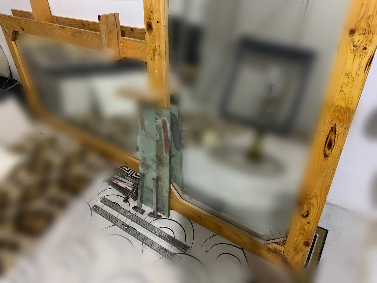 السلام عليكم  يوجد مرايات و رفوف محل حلاقه للبيع
عدد مرايات 3 قياس كبير 
و رفوف 4 صغار 
قياس المرايات 100%165
المرايات و الرفوف انظاف كلش و مرتبات 
الاتصال
 ***********
