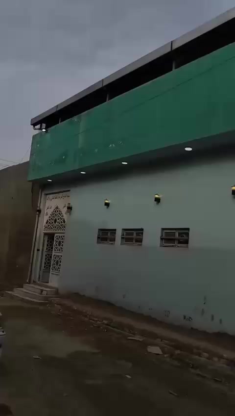 قطعة مساحته الكلية(٣٠٠م) واجهة (٢١.٥) نزال (١٤)في البراكية شارع المطار  القديم تحتوي على جامع/ وبيت/ وعرصة/ للبيع سند (٢٥) طابو زراعي.... 
مقسمه الى :
_بيت مساحته (٧٠ م )
_الحسينية (٨٨م)
_العرصه فارغة (١٠٠م )( ٧.٥×١٤ )
((تباع كامله او البيت والعرصه فقط  الحسينة هدية))
ملاحظة:البناء فوق الدرجه الاولى وتبعد عن شارع العام(١٠٠ م)
 للاستفسار (***********)يتوفر وتساب
