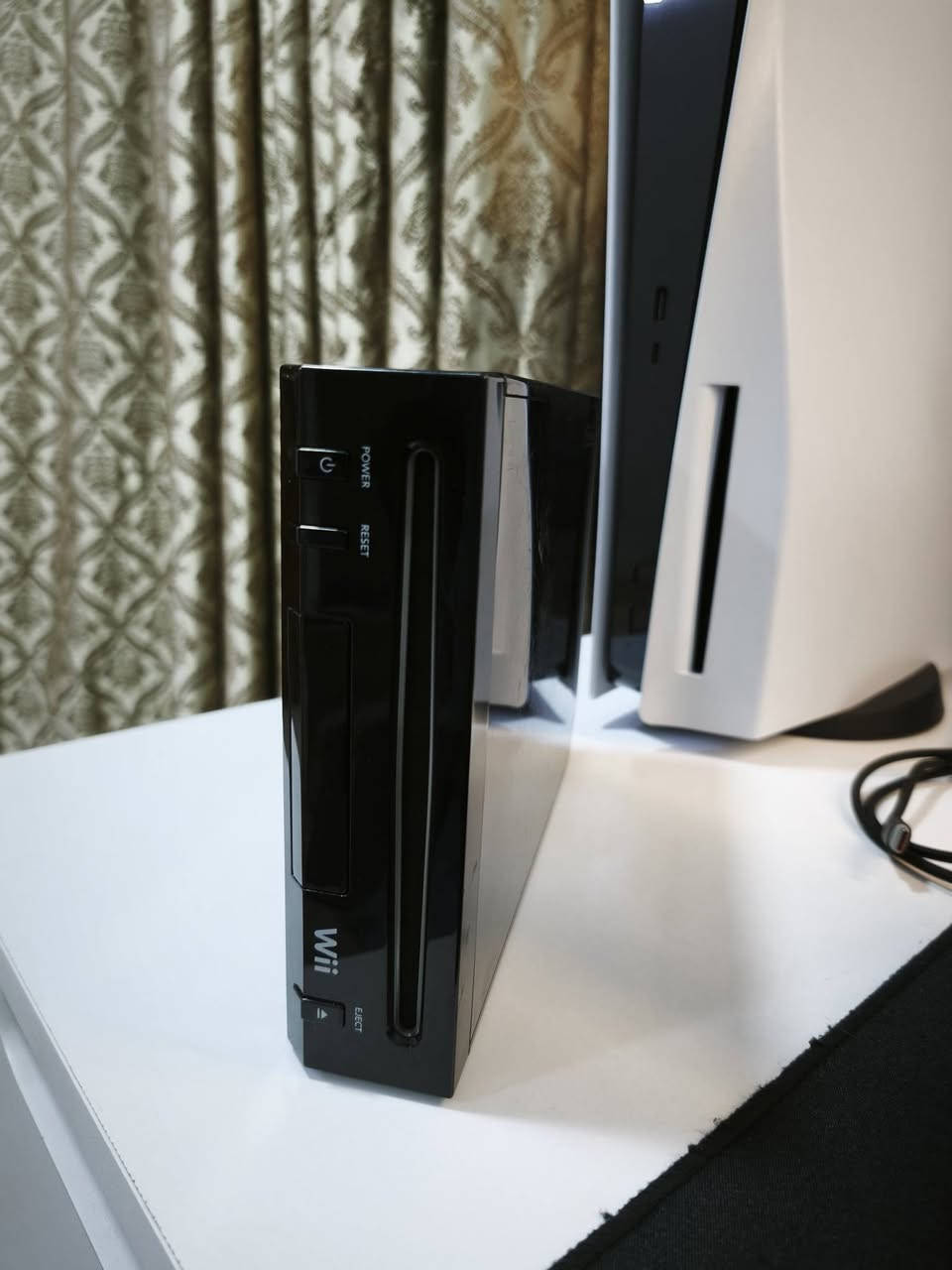 📣 جهاز Nintendo Wii أسود للبيع (شغال 100%)
الوصف:
جهاز نينتندو وي أوربي (Nintendo Wii) باللون الأسود المميز للبيع. الجهاز شغال وعال العال 100% وبدون أي مشاكل تقنية، ويجي مع كامل ملحقاته الأساسية وجاهز للتشغيل واللعب فوراً.
🔍 حالة الجهاز:
الأداء: شغال 100% وفحص وتجربة قبل الاستلام.
المظهر الخارجي: توجد بعض الخدوش (شخوط) السطحية على الجوانب نتيجة الاستخدام الطبيعي .
العلبة: الجهاز بدون الكارتون الأصلي.
📦 الملحقات المشمولة:
جهاز الـ Wii الأسود.
جهاز تحكم وايرلس (Wii Remote) أصلي أسود مع كفر الحماية المطاطي .
تحكم النانتشاك (Nunchuck) اصلي باللون الأسود .
واير الطاقة والوصلاّت الأساسية للتشغيل اصلية.
💰 السعر: 50 ألف دينار عراقي قفل .
📍 الموقع: بغداد
📞 للتواصل: [*********** أو راسلني خاص]
