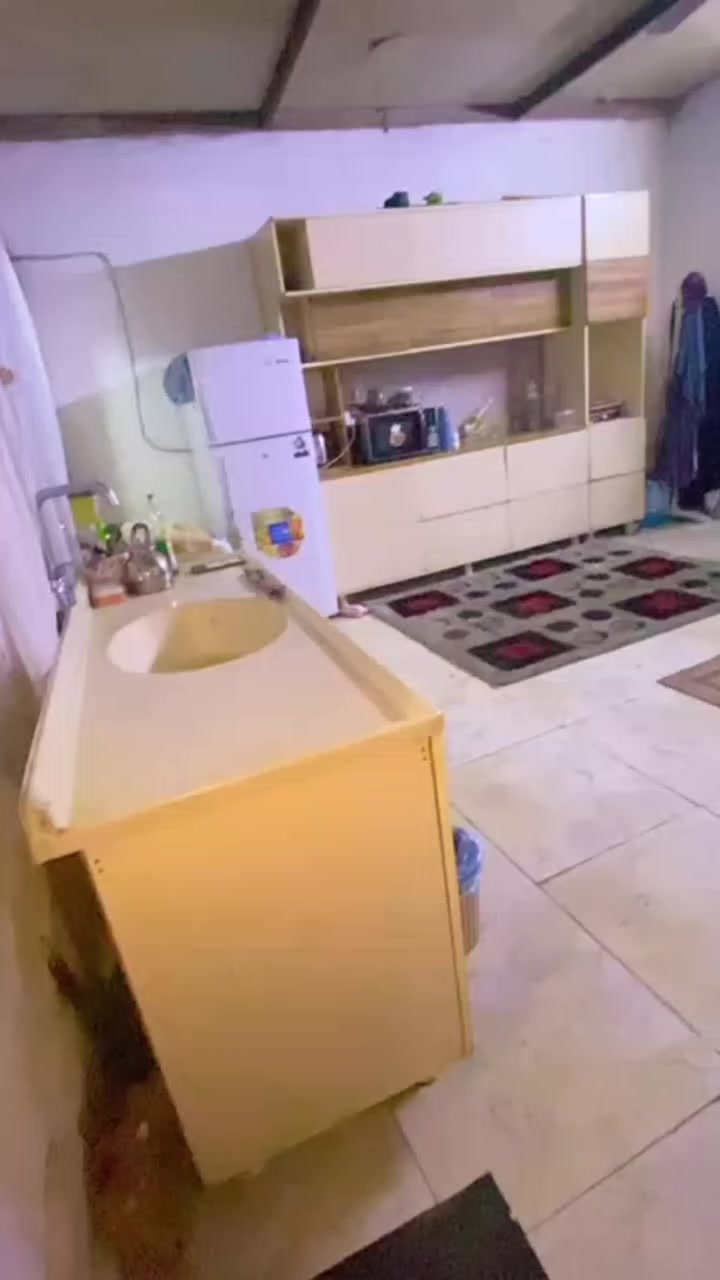 سلام عليكم بيت لبيع مع كاونتر وغرفه الاخشاب مكاني بغداد فلكه شهداء سعر14 مليون بي مجال  لتواصل أكثر ***********
