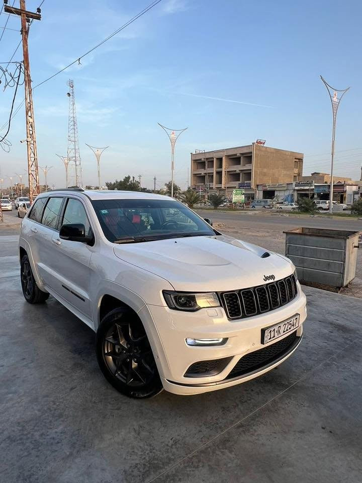 جيب كراند شيروكي لمتد S  .
مكفول كفالة عامة 
الموديل :2020 . (خليجي) . 
المحرك : V6.  3.6L .
العداد :41 مايل
* المواصفات :
 *  . 
* . 
* نقطة عمياء .
* دفع رباعي 4x4 . 
* فرش المقاعد من الجلد . 
* المقاعد الأمامية كهربائية .
* ذاكرة لحفظ وضعيات الجلوس . 
* المقاعد الأمامية مع تدفئة . 
* صف المقاعد الخلفية مع تدفئة . 
* ويل قياس 20 انج اسود لماع .
* مقود السائق كهربائي . 
* تدفئة ستيرن . 
* سقف بانوراما .
* شاشه 8.4 انج .
* نظام الملاحة (GPS) . 
* نظام خاص للطرق الوعرة . 
* مصابيح امامية زنون . 
* المصابيح الأمامية مع LED لايت . 
* كشافات الضباب زنون . 
* تشغيل عن بعد .
* صندوق كهربائي .
*  حساسات أمامية . 
*  حساسات خلفية .
* كاميرا خلفية .
* بخاخ ماء لتنظيف المصابيح الامامية .
* مرايا بخاصية التعتيم الذاتي . 
* مرايا جانبية قابلة للطي كهربائيا . 
* بلوتوث تلفون . 
* محدد سرعة . 
* نظام تشغيل واطفاء اوتماتيكي للمحرك للتوفير من صرف الوقود .
* نظام بريك اوتماتيكي . 
واتساب 
***********
السعر 31 الف وبيها مجال بسيط
