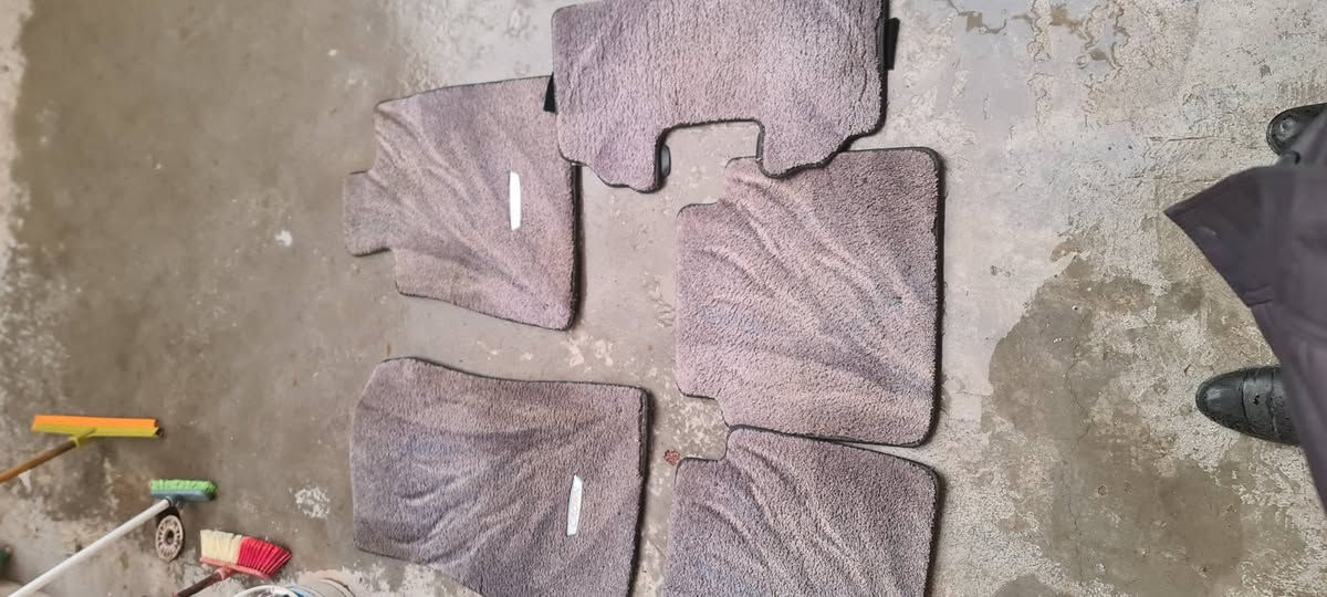 بۆ فرۆشتن خوار بازار
درع ماجێستا و شاهینە 
سبێر لۆک 
تاقم گاعی بەرپێ بێجی نایلۆن تێگیراو 
تاقم گاعی رساسی کامل 
شیش و اشیاکانی ناو سنوقم هە یە 
*********** سلێمانی
