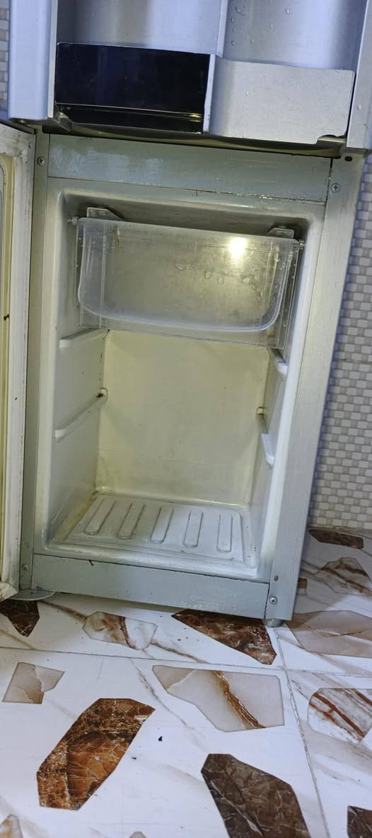سلام عليكم براد االبيع نوعيه كولسونك نوعيه ممتازه شغال حار بارد ثلاجه فريزر بلادي ممصلح سعره55وبي مجال بسيط لتواصل والستفسار ***********
