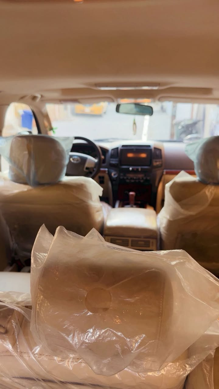 سلام عليكم ورحمه الله وبركاته
لاندكروز 2013 خليجي بريم 
المحرك 6 سلندر 4000 
عدد المقاعد 7 جلد 
كشن كهرباء 
حساسات أمامية وخلفية 
كامرة خليفة 
شاشه لمس 
مري جانبيات شفط بل رجوع ينزلآ 
ثلاثة قطع تبريد 
زراك لايت 
لايت زنون قوي 

السيارة مكفولة كفالة عامة من اي صبغ 
رقم بغداد دولي بسمي تحويل ثاني يوم 
كروز مثبت سرعه 
سلايت روف فتحة 
السعر 370 
للاستفسار ***********
مكاني بغداد
