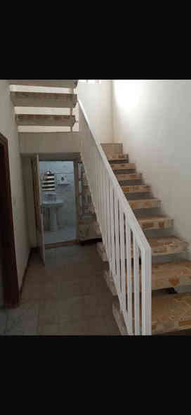 🛑دار للايجار 
مساحه 150متر 
طابقين 2غرف نوم وكلدور ومطبخ واستقبال ومجمع صحيات 
شارع 40خلف المنزل 
للاتصال 
***********
