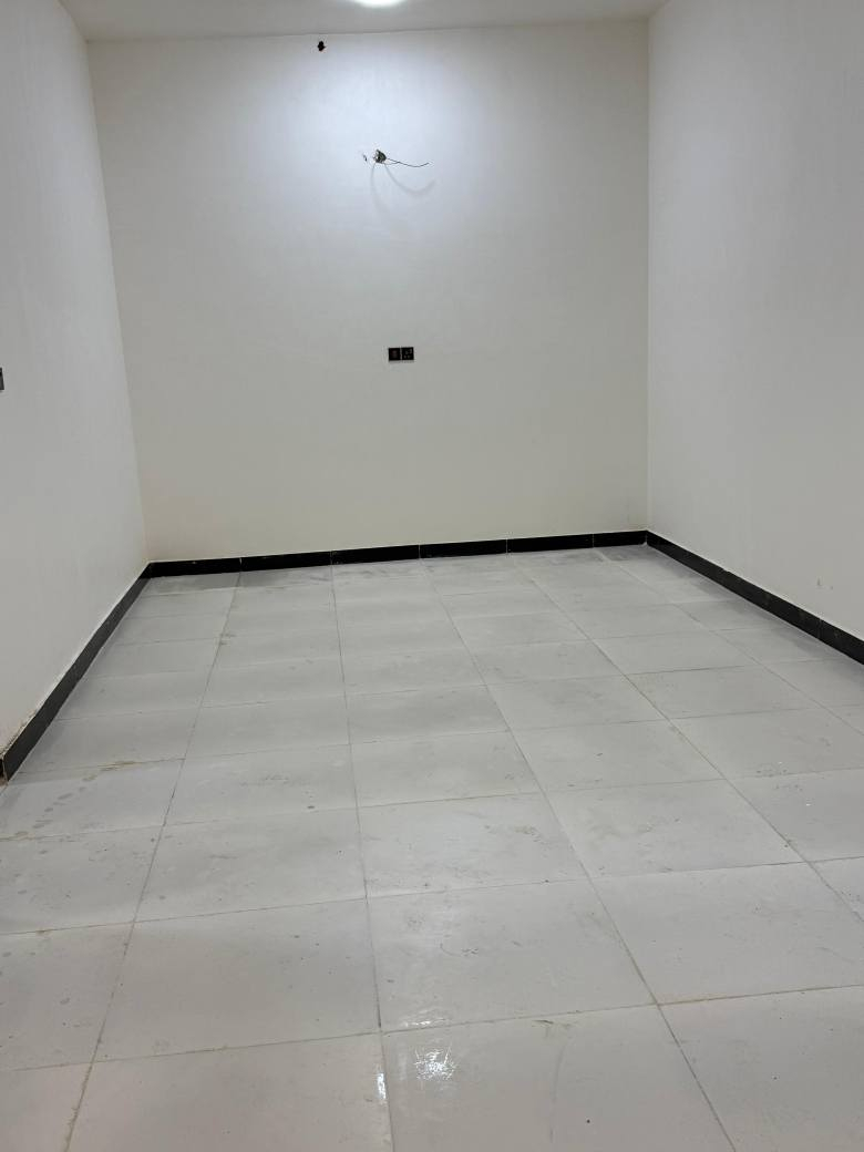 السلام عليكم يتوفر دار سكني في باب الهواء
مساحه البيت 200متر 
البيت يحتوي علئ غرفتين واستقبال ومطبخ وصحيات 
الببت جديد
سعر البيت 90وبي مجال
*********** البصرة, العراق
