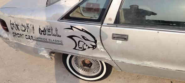 السلام عليكم      كابرس دولفين 1992
1_المكينه بدايت تبخير
2_مشروع موازي سنويه صاقطه من 2020راعيها موجود
3_حداديه تعبانه 
4_سياره بيها خياس قليل 
5_السعر 15 وبيها مجال
مكان السياره (البصره حمدان)
رقم راعيها. __***********__
