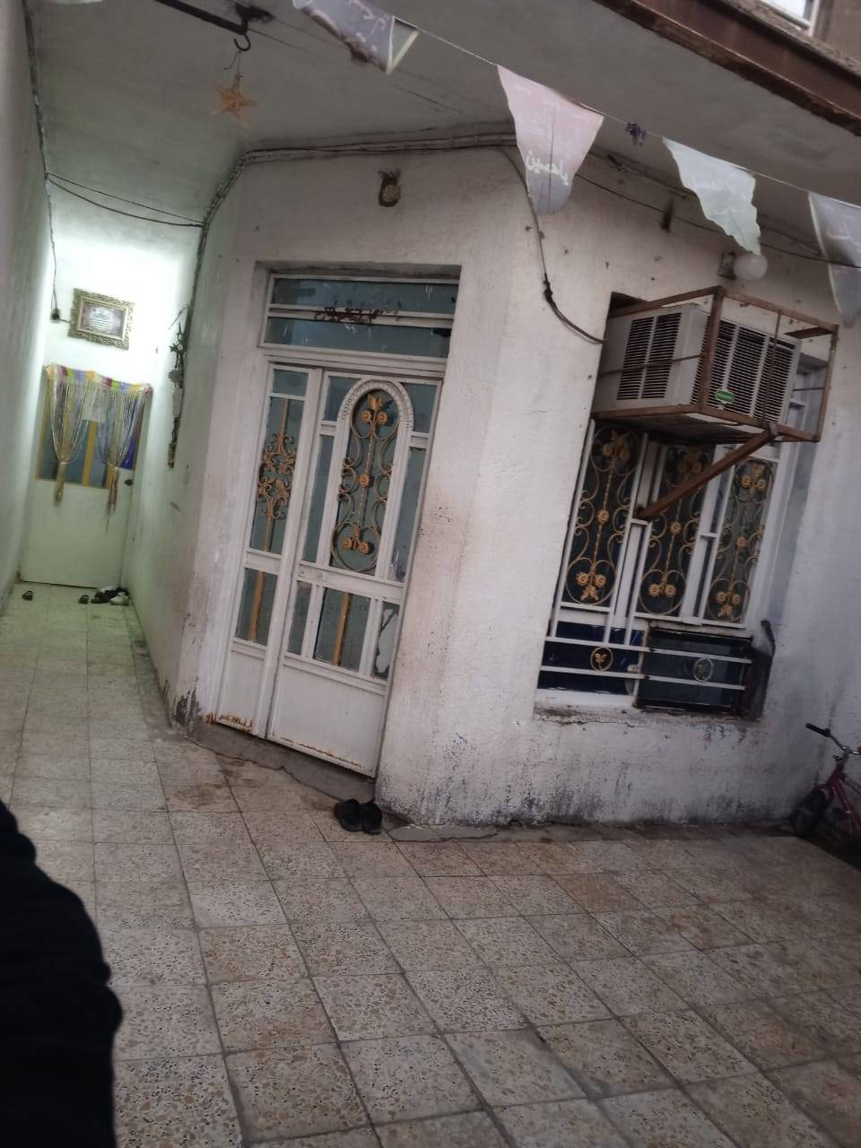 الدار للبيع قاطين المساحه100 العنوان الدبيسات مقابل مستشفى الحكيم شارع ناصر باله يتكون البيت من ستقبال وصاله مفتوحه على الطابق الثاني ومطبخ وغرفة عدد 2 وصحيات  البناء2012 السعر 95مليون بيه مجال الاتصال *********** مكلف بالنشر
