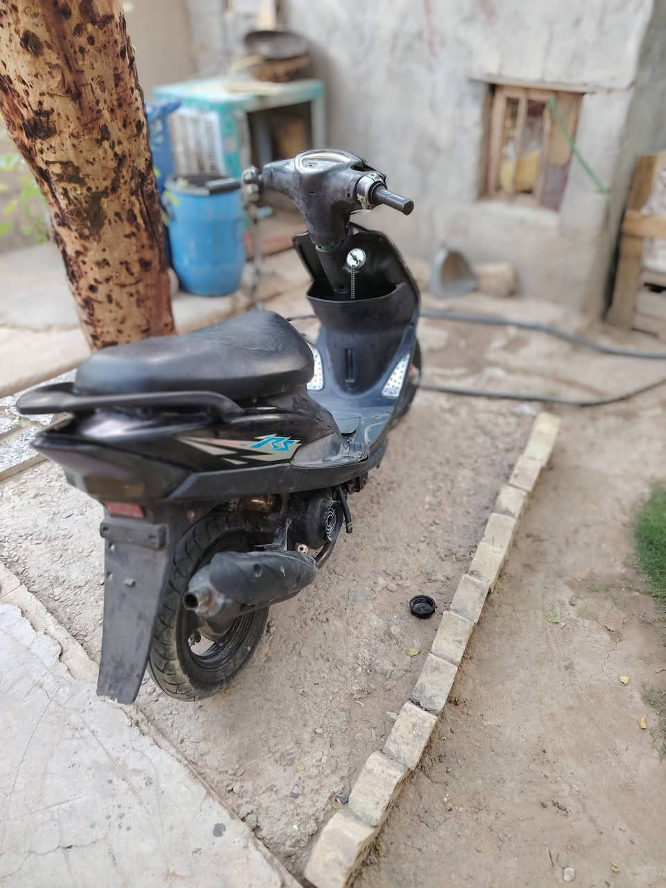 سلام عليكم دراجه للبيع ماكس عدله كهرباياته شغاله سلف وهندر شغاله بس باتريه ضعيف كفراته ختم واحد ***********السعر 300وبيه مجال الرقم مابي وتساب مكاني ناحيه الوحده خلف المركز
