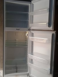 ثلاجه للبيع جديده صارلي سبوع من شتريتها وريد ابيعها الستفسار هاذه رقمي...