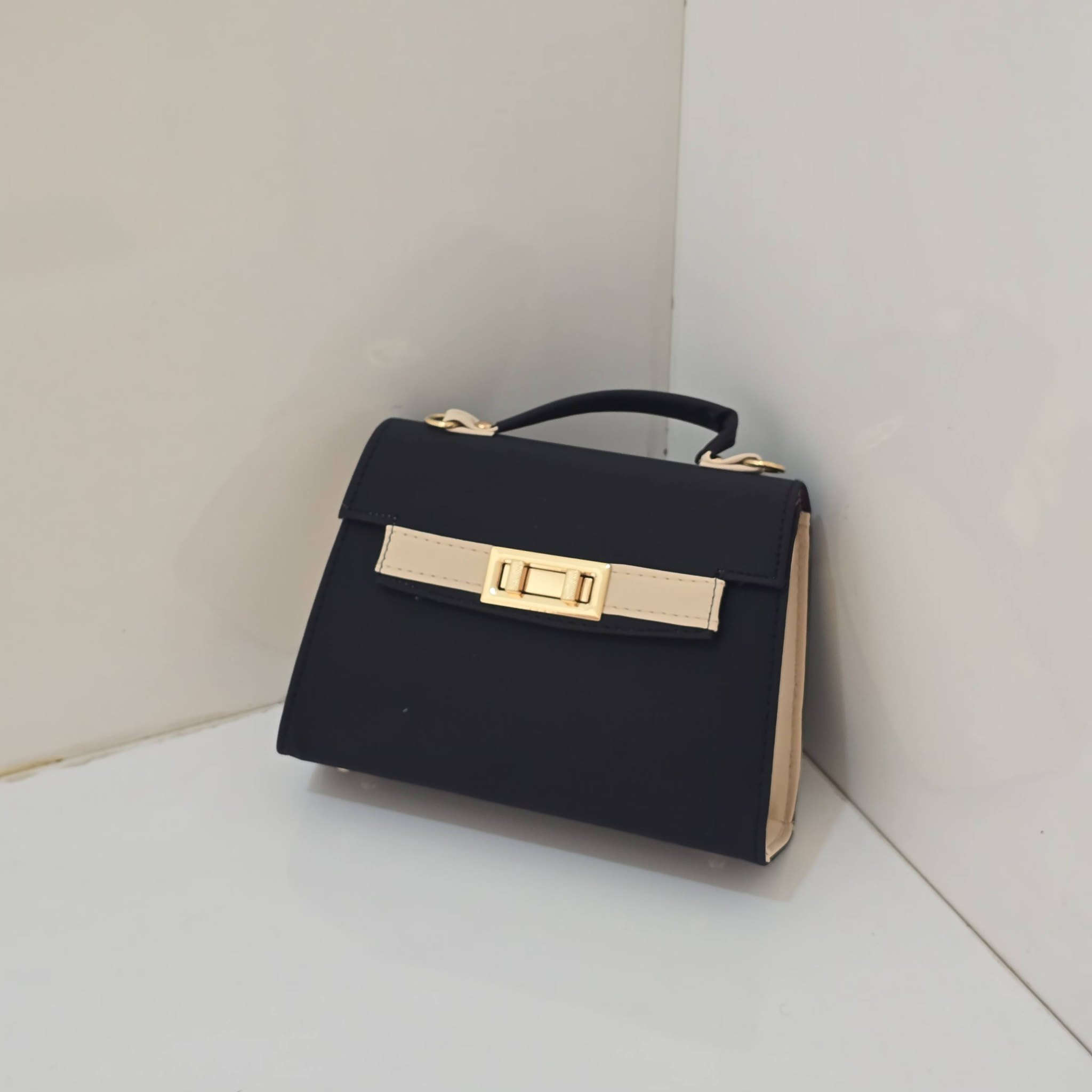 #اللهم_صل_على_محمد_وال_محمد 
جديد روزي للحقائب  
السعر #ب٧ الف 
التوصيل لكل محافظات العراق صار #ب٣ الف فقط 

متوفره حسب الالوان المرفقه في الصور ❤❤❤

#اذا_حبيتي_تكون_اطلالتج_مميزه راسلينا ع البيج 
او الاتصال ع الرقم ✅️***********✅️

  #التوصيل لكل محافظات العراق صار   (٣) الف فقط
