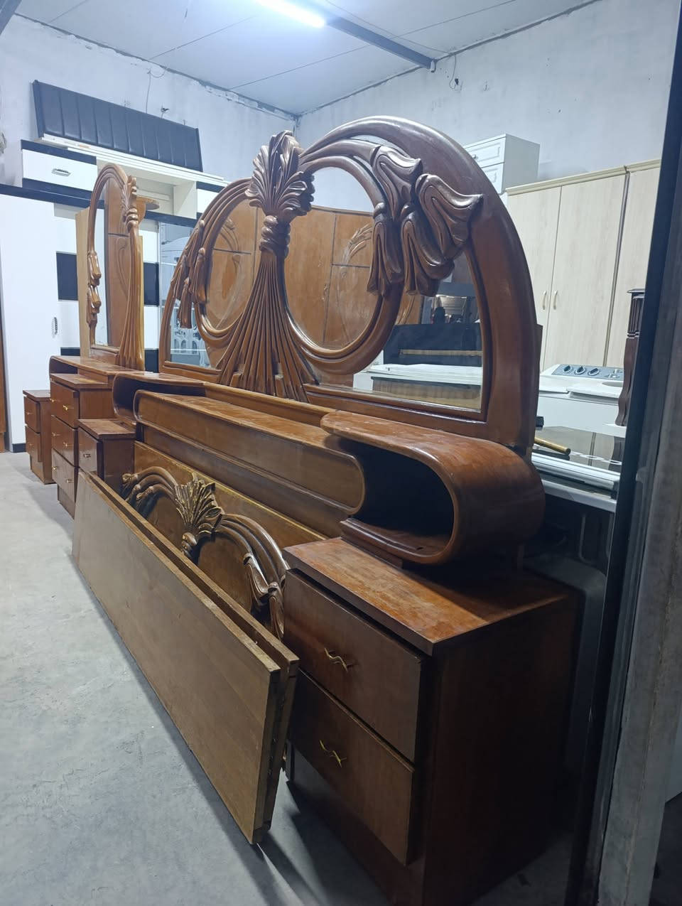 غرفه عراقي مستعمل متكون من ست قطع واتساب ***********
