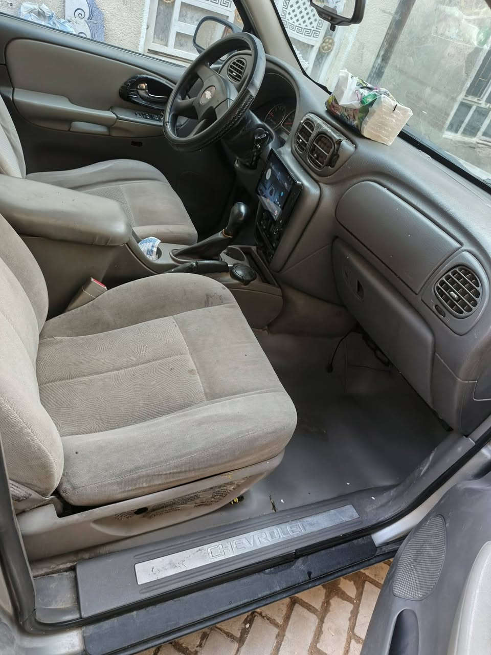 السلام عليكم
بلايزر ٢٠٠٥
وارد امريكي ضربتها جاملغ وباب جهة السايق 
رقم سليمانية جديد باسمي
سيارة جاهزة مكانها بغداد
للبيع فقط بدون مراوس
للاستفسار ***********
وعلي مكلف بالنشر
