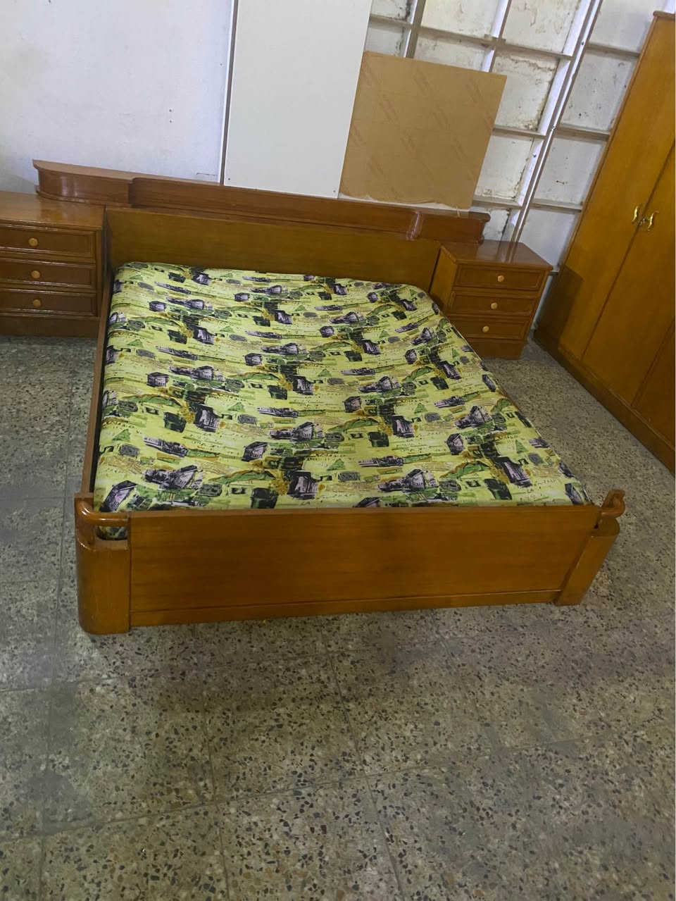 غرفة النوم صاجي عيراقي اصلي ٦قطع نضيف حيل سعر ٤٠٠ ألاف عنوان دهوك بروشك *********** دهوك, العراق
