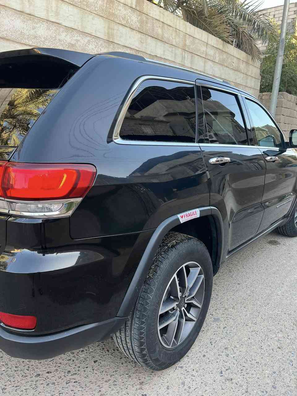 السلام عليكم
جيب كراند شيروكي موديل 2021 

رقم بصره باسمي 

مكاني بصره

مواصفات Limited لمتد وارد امريكي 

فتحة بالسقف

كشن كهربائي مع خاصية حفظ المقاعد حساسات خلفية

الضربة موضحة بالصور

فقط البنيد مبدل باقي الاجزاء المتضررة صبغ فقط

ماشية السيارة 104 كيلو

فور ويل درايف

حجم المحرك 3600

سعر السياره  ٢٣٠ وبيها مجال 

***********
