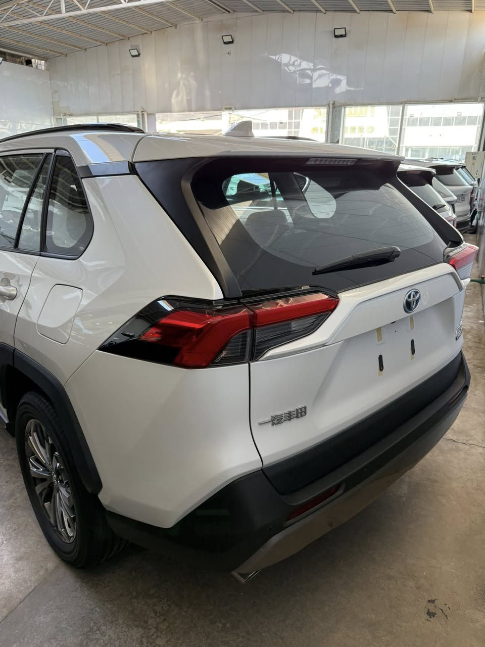 ✔️TOYOTA RAV4 HYBRID 2025⚡️⚡️
تويوتا رأف فور هايبرد 2024
 🔥
ياباني تجميع الصين 
البيع نقدا فقط لايوجد لدينا بيع بنظام الاقساط
المواصفات‼️
*حجم المحرك 4CYLINDER 2.5L ✅
*مرتبط بناقل حركة أوتوماتيك✅
*مفتاح التشغيل بصمة ✅
*بانوراما✅
*اريل نفكيتر ✅
*حساسات أمامية ✅
*حساسات خلفية ✅
*رادار✅
*لايت زينون + LED ✅
*كشافات ✅
*بك لايت LED ✅
*حجم الاطار 225/60R18✅
*ويل كب 18✅
*4 دسك✅
*حساسات ضغط الاطارات ✅
*اشارة في المرايا الجانبية ✅
*المرايا قابلة للطي كهرباء✅
*ماسحة خلفية ✅
*عدد AIR BAG 9✅ 
*هاند بريك كهرباء ✅
*ا ABS✅ 
*دشبول ديجتال ✅
*شاشة Apple Car play ✅
*5كاميرات 360 درجة✅ 
*مثبت السرعة Cruise ✅
*المودات والاوامر الصوتية✅ 
*ا Bluetooth ✅ 
*مخرج منفذ الطاقة ✅
*تتسع المقصورة ل 5 ركاب✅
*المقاعد جلد+كهرباء✅ 
*كشنات تدفئة✅
*قطعتين تبريد✅  
*تحديد المسار✅
*أوضاع القيادة Drive Mode ✅
*أوتو هولد ✅
*نظام مانع الانزلاق ✅
*حاملات الأكواب ✅
*تطعيم الدواخل ألمنيوم ✅
معارض البياع معرض ألماسه 
استفسار *********** 
السعر 42 مليون مرقم بغداد
