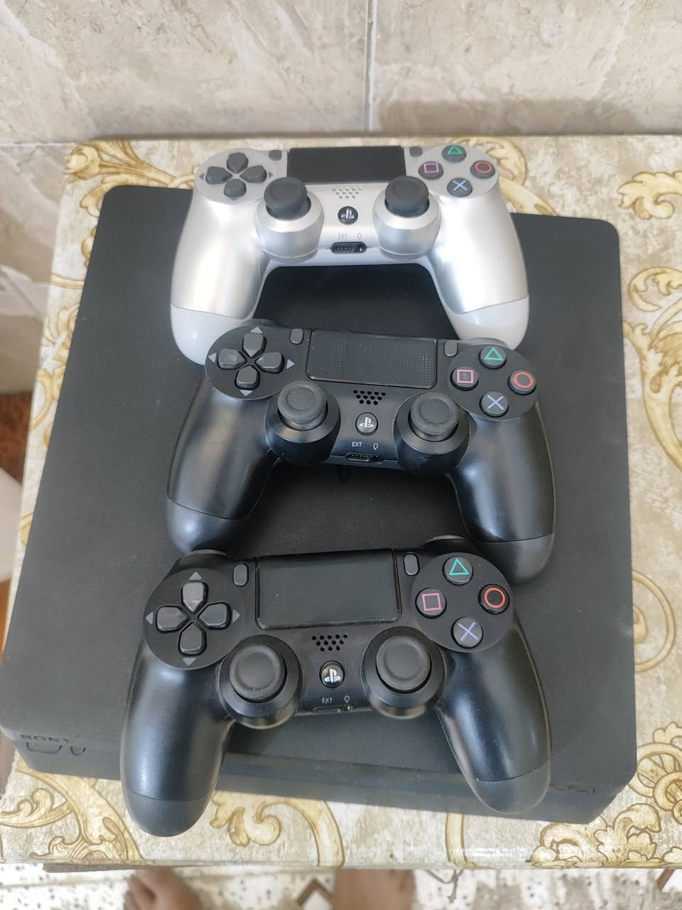 بلي فور سلم مهكر نضام 12 تهكيره مالته قرص وبيه العاب٨ تقريبن ذاكره ٥٠٠ كيكه
سعر 250 قفل قفل بدون عمله تجي تفحص وتاخذه من البيت تواصل مازنجر متتواجد وذا محصلتني هاذ رقمي 
***********
