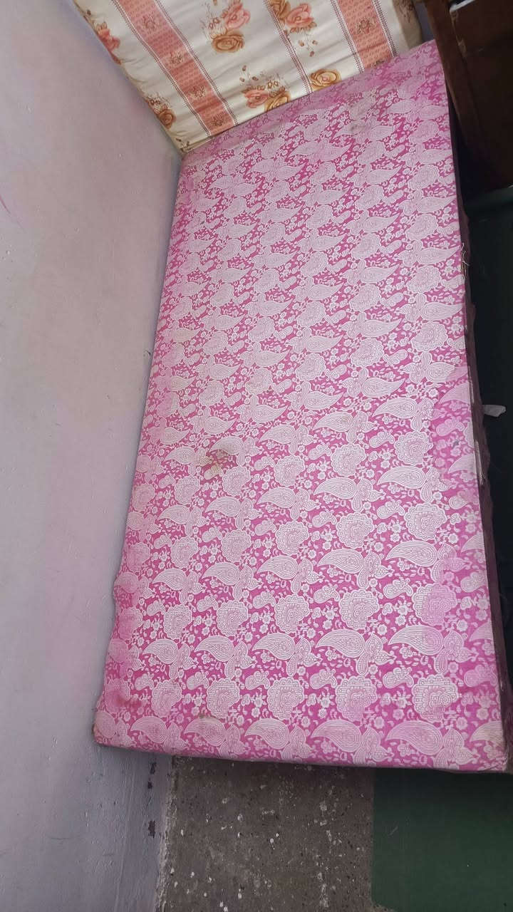 تخت نفر خشب ثقيل أصلي +دوشك سبرنك ثنينهم للبيع السعر 50 الف الشراي يتفضل خاص او يتصل على الرقم ***********
