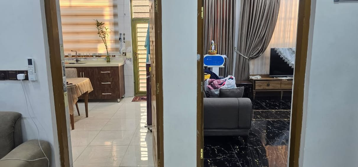 السلام عليكم بيت للبيع في الشعب السريدات الخفاجات مساحه ١٣٥ متر يحتوي على ٤ نوم مع مطبخ حار بارد واستقبال و حمامات ٣ كاملات بيت جاهز كله ماعدا الواجهه بيت نضيف جدا ومرتب كبل تكعد بيه للاستفسار اكثر هذا الرقم *********** او خاص
