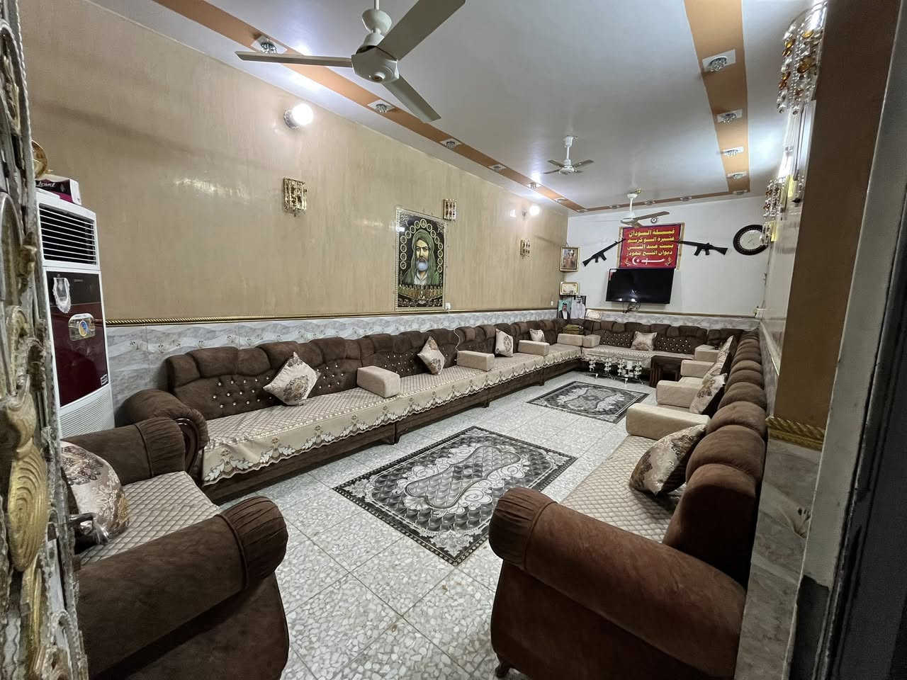 السلام عليكم
بيت للبيع مساحه ١٥٠ متر واجهة ٧.٥ نزال ٢٠ يحتوي على ٦ غرف نوم +٢ حولي +ترك ومنور ستقابل كبير و ٣ حمامات ومطبخ وكراج 
بناء حديث مكاني أم الكبر والغزلان قرب أفران الزهراء 
رقم الهاتف ***********
سعر ٣١٠ وبيه مجال
