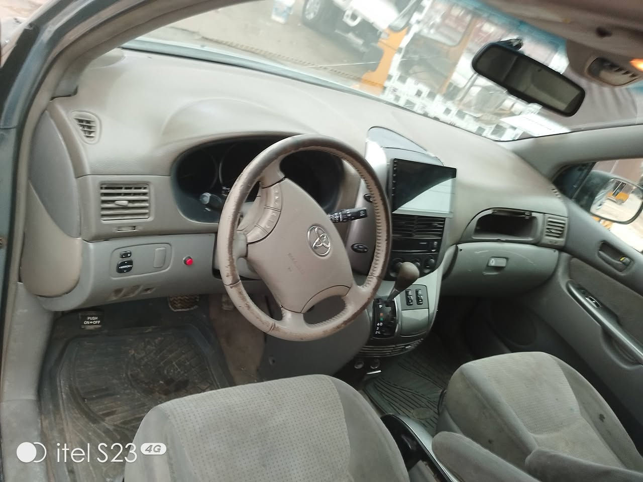 سلام عليكم سياره تيوته سينا موديل 2007 رقم بغداد صدامي تحويل مباشر كير ومكينه حلوات تبريد بس غاز تبريد 3قطع مكينه سته سلندر سياره مابيهه قطعه مبدله كله ليبل واحد ريد بيعه شراي يقيمه ويخذه بمايرضي الله وحياتي لكم *********** مكاني بغداد
