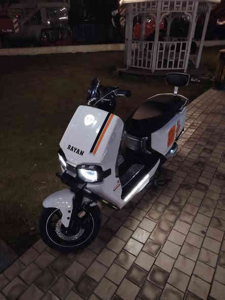 (مستخدم -) 🚨🔥 دراجة الريان RAYAN – وحش الكون من شركة TAILG العالمية 🔥🚨
📍 مستخدمة شي قليل جدا وضعية  الشركة – نظافة وكالة 💯

⚙️ المواصفات الفنية:
🔋 بطارية كرافين كاربون جل 35 أمبير / 72 فولت
⚡ محرك ملف 2000 واط – سرعة حقيقية 80 كم/س
🚀 مدى حقيقي 80 كم
🖐️ بصمة عدد 2 + تشغيل عن بُعد
🔒 جهاز إنذار ضد السرقة
🛑 بريك دسك + دهن ديلات هايدروليك ناعمة جداً
🪶 قيادة ناعمة ورزينة جداً على الطريق
💺 كشن سياحي واسع لشخصين + مساحة تخزين كبيرة تحت الكشن
🛞 إطارات 12 / 90 / 90
💡 إشارات LED أمامية وجانبية + إشارة رباعية
🔁 إمكانية الرجوع للخلف (R)
🔋 نظام TTFR لإعادة الشحن عند استخدام البريك
✅  البطارية 6 مسطرة 
ملاحضه ملاحضه الدراجة زيرو
📦 الحالة: جديدة بالكامل

للاستفسار الاتصال/ 

*********** 

العنوان بغداد شارع فلسطين
