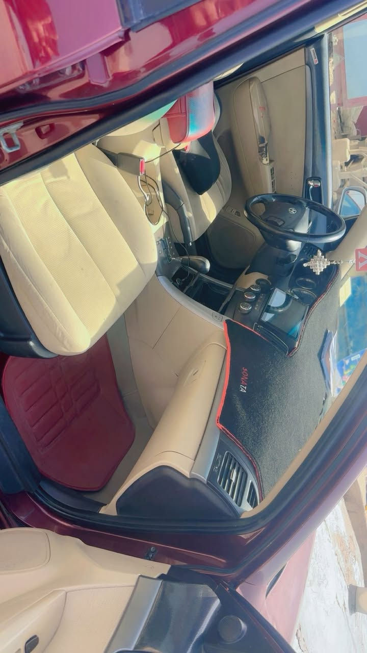 هونداي سوناتا ٢٠٠٩ وارد كندي بدون تبديل فقط صبغ ثلاث قطع بنيد و جاملغات   اماميه
السياره جاهزه تخم تاير محرك كير خير من الله
تبريد تدفئه صدر جديد السياره كل نقص مابيها وضرر سطحي مكفوله شواصي ولغود وتكم 
*********** 
السعر ١٠٨
