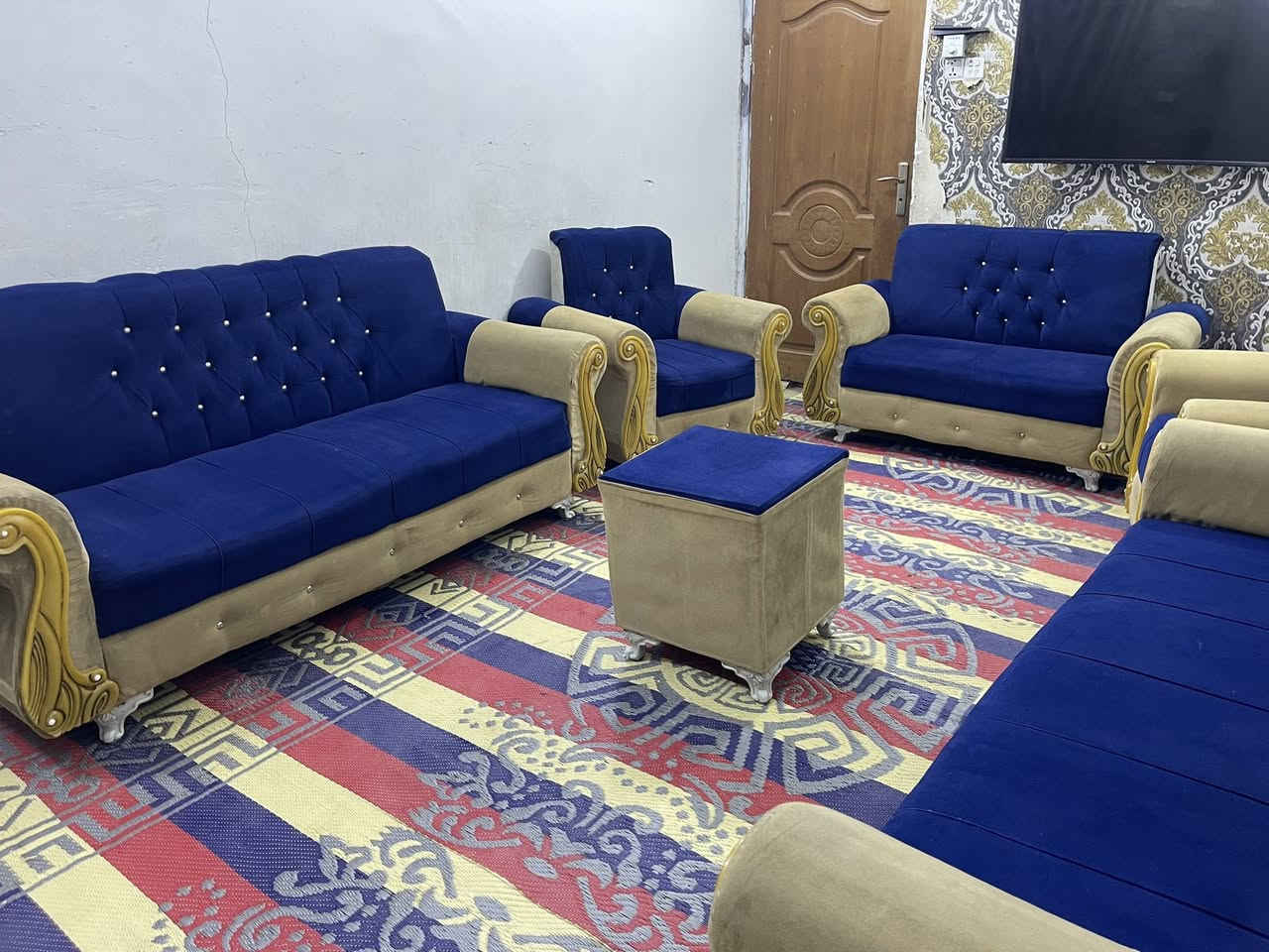 تخم 10 مقاعد مع طبله وسطيه نضيف بدون ضرر ب175قفله
***********
