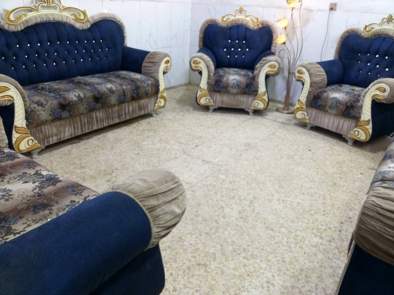 تخم ملكي تكمه نظيف جدا 10مقاعد ب290الف وبي مجال المكان الوشاش *********** يوجد توصيل  بكروة يوجد واتس اب
