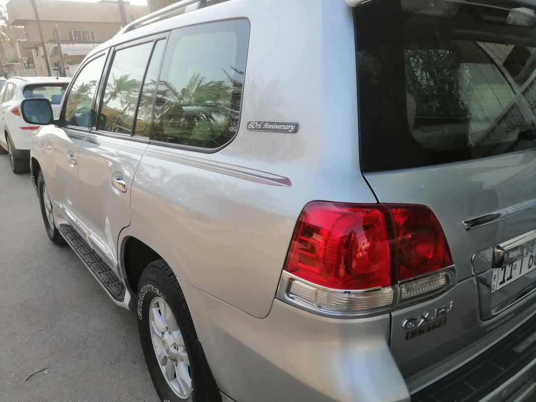 سلام عليكم
لاندكروز موديل ٢٠١١ ستينيه 

باسمي بيهه صبغ كلير 

كفاله من الضربه 
السعر ٢٧٠ بيهه مجال 

***********
