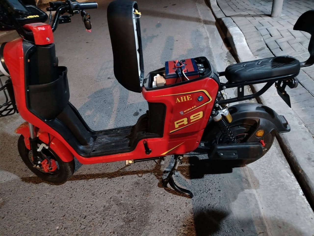 دراجه شحن R9 جديده كلش استخدامه اقل الشهر الله شاهد
كلشي شغال بيه سويجين وبصمه وياها بطاريه حجم 32 امبير  وينلي الاصليه ام الختم شاحنه اصليه للتواصل / ***********
