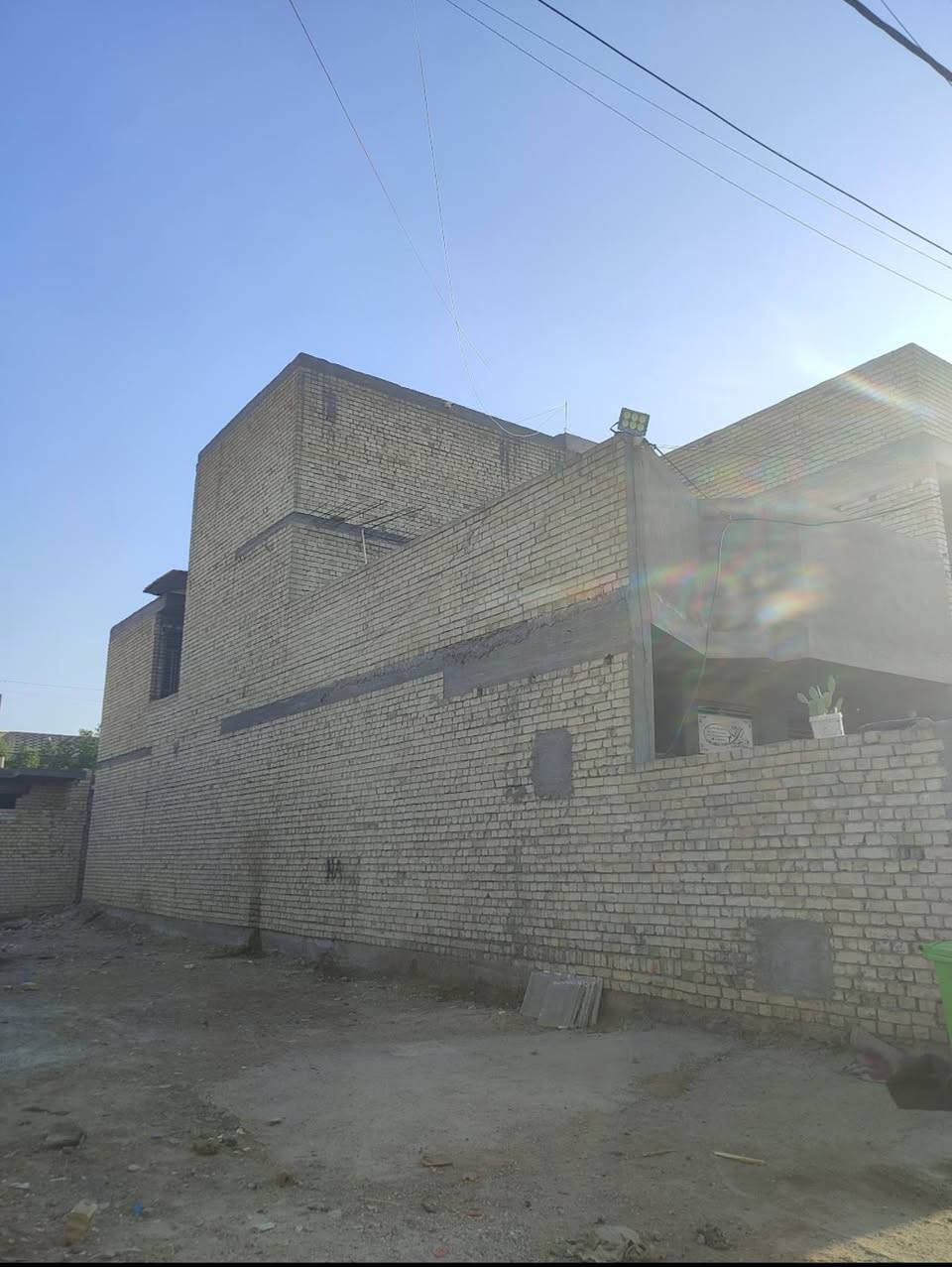 السلام عليكم
بيت طابو صرف مساحته 140
خلف سنتر الرئاسه كلشي وكلاشي 
وجه 6 وربع قاط ونص كامل مكمل بنائه قبل سنتين 
يتكون البيت من طرمه ستقبال ومطبخ وصاله كبيره وغرفه 
القاط الثاني غرفه وصاله وسطح وفوكهن بيتونه وسطح ثاني بي 3حمامات
البيت بعده جديد وبعده على البياض حته ممصبوغ للاستفسار 
عن السعر وتفاصيل
*********** بي وتساب
