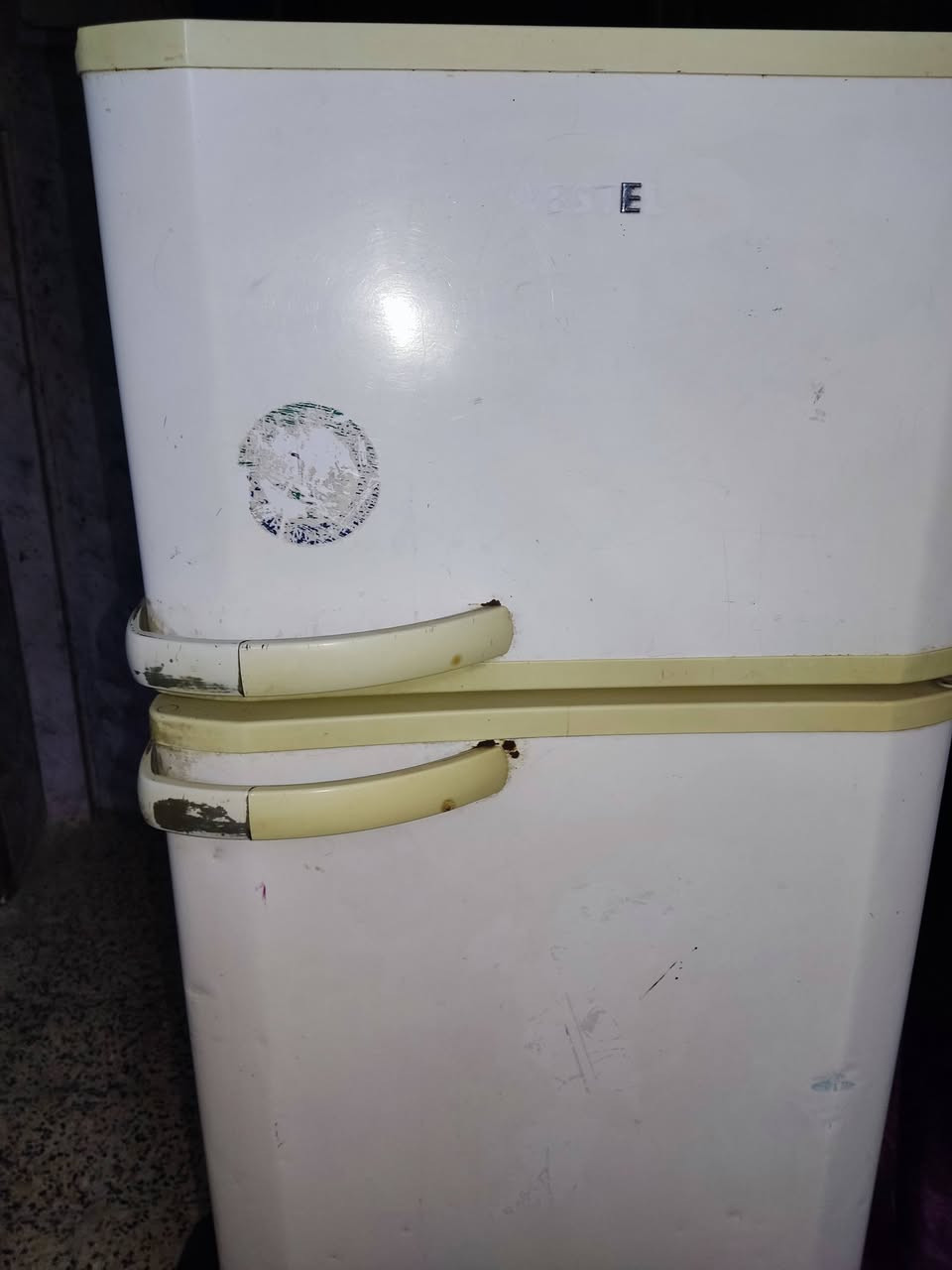 ثلاجه نضيفه للبيع
مكانهه مجمع المصطفى 
السعر 60 بيهه مجال قليل 
هاتف *********** بي واتساب
