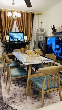 ميز طعام • ٦ كراسي • عنوان البنوك