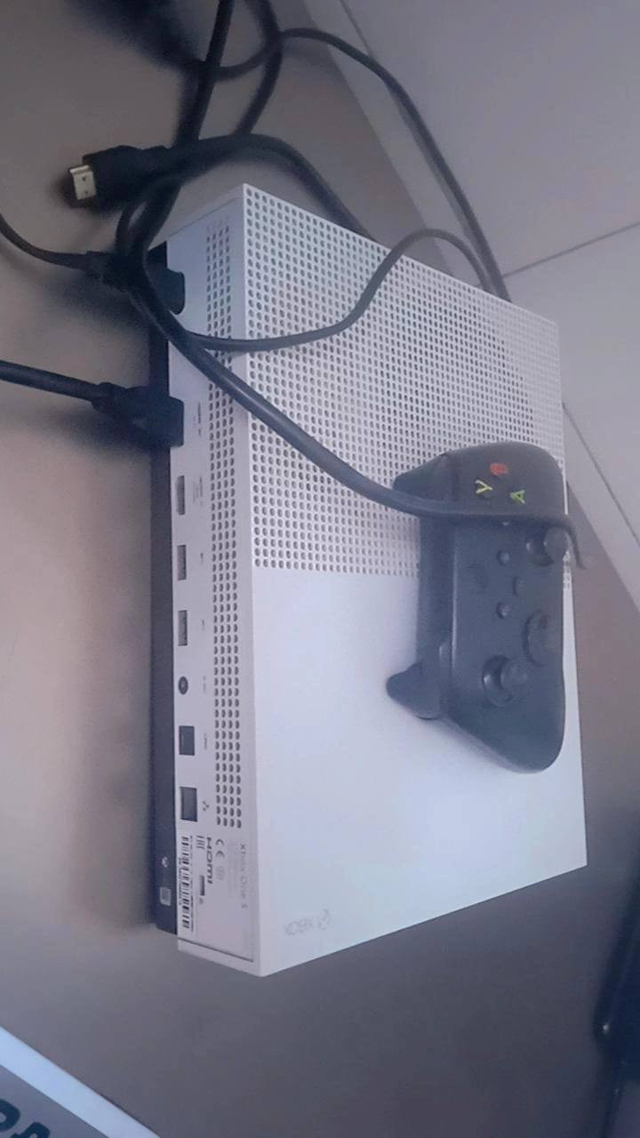 سلام عليكم جهاز إكس بوكس ون اس للبيع او امرواس ابلي فور امهكر  ذاكره تيره كامله جهاز جديد جهاز مامستخدم مع قرص فيفا وملحقات كامله يده اصليه ام 3 أزرار جهاز صيانه ما داخل العاب داخله العاب نصهن مجانية السعر راسلني خاص وتدلل مكاني بغداد طالبيه الاستفسار ***********
